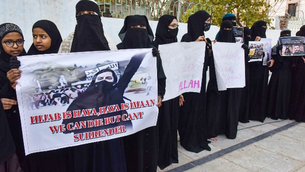 অন্যান্য দেশের সঙ্গে হিজাবের ঘটনায় বিক্ষোভ করেন অন্ধ্র প্রদেশেও অন্যান্য দেশের সঙ্গে হিজাবের ঘটনায় বিক্ষোভ করেন অন্ধ্র প্রদেশেও