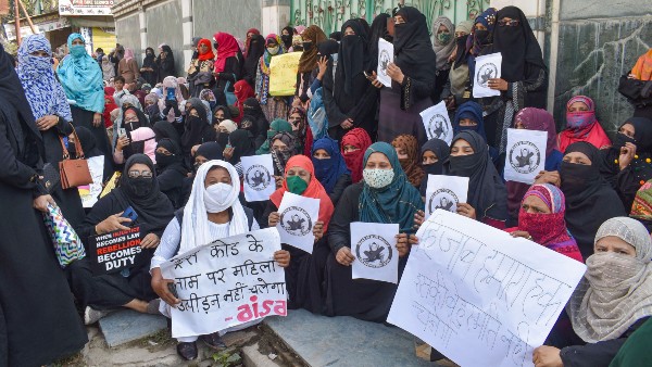 হিজাব পরা নিয়ে রাজ্যে বাড়ছে হিংসা