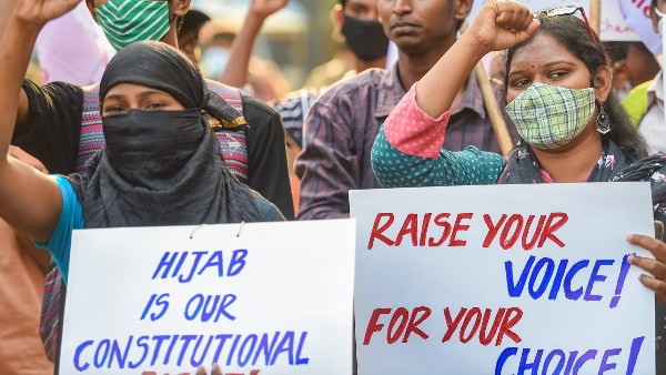 হিজাব বিতর্কের আগুনে কারা ঘি দিয়েছে হিজাব বিতর্কের আগুনে কারা ঘি দিয়েছে