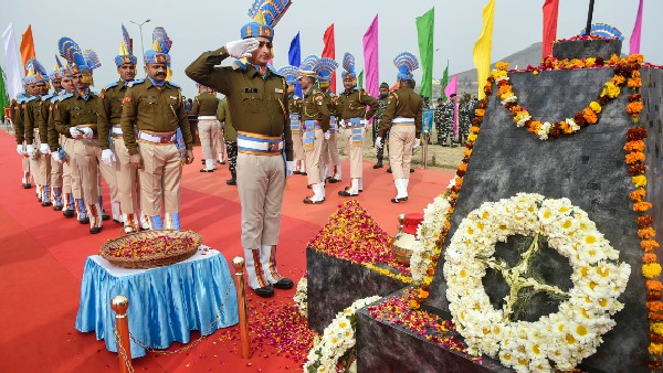সেনা স্মরণে সেনাবাহিনী সেনা স্মরণে সেনাবাহিনী