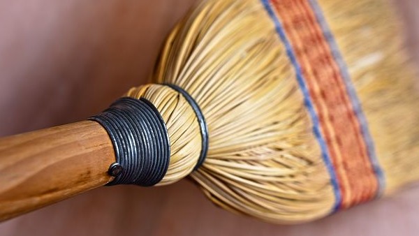 রোজ কাউকে ঝাঁট দিতে দেখা