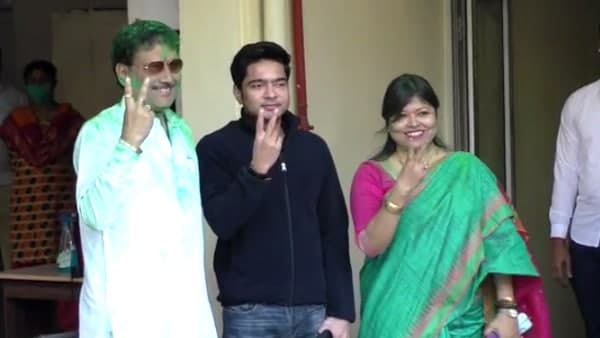 অভিষেকের 'উপহার' আশ্বাসে জল্পনা