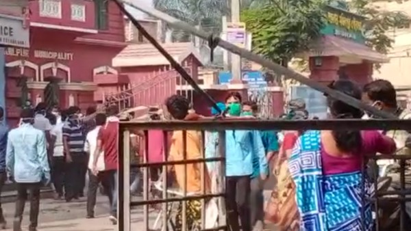 আগ্নেয়াস্ত্র হাতে দুষ্কৃতীদের দাপাদাপি আগ্নেয়াস্ত্র হাতে দুষ্কৃতীদের দাপাদাপি