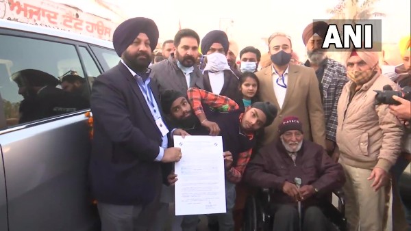 সংযুক্ত যমজ হলেও আলাদা ভোট