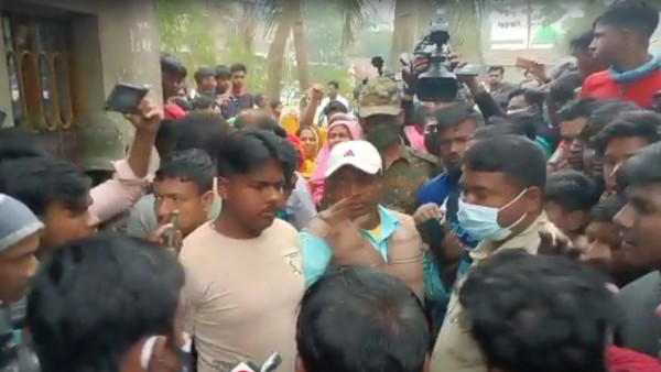আনিসের বাড়িতে বোলান-কৌশিক-বিকাশ