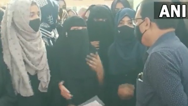 হিজাব পরার অনুমতি নেই, জানিয়েছেন অধ্যক্ষ হিজাব পরার অনুমতি নেই, জানিয়েছেন অধ্যক্ষ