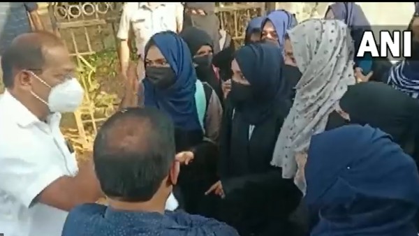 বুধবার কলেজে বিশৃঙ্খলা বুধবার কলেজে বিশৃঙ্খলা