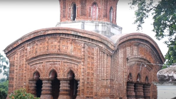 আনাচে কানাচে ছড়িয়ে ইতিহাস