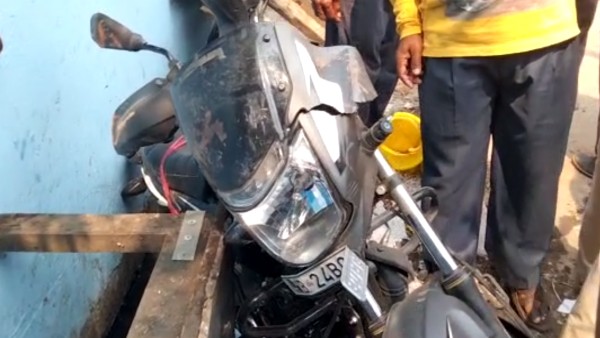 ভোট না যুদ্ধক্ষেত্র বোঝা দায়, বাংলা নাকি ইউক্রেন- ছবি দেখে ধরতে পারবেন না ভোট না যুদ্ধক্ষেত্র বোঝা দায়, বাংলা নাকি ইউক্রেন- ছবি দেখে ধরতে পারবেন না