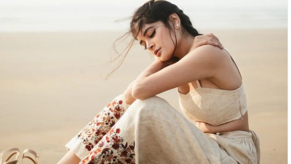  চর্চায় মধুমিতা