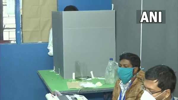 একই ব্যক্তির দুই নাম, বাবার নাম জানে না ভোটার একই ব্যক্তির দুই নাম, বাবার নাম জানে না ভোটার