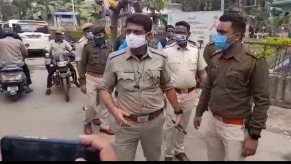 বসিরহাটেও ইভিএম ভাঙচুর