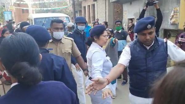 বাথরুমে লুকিয়ে ভুয়ো ভোটার বাথরুমে লুকিয়ে ভুয়ো ভোটার