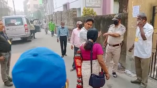 ভোটের নামে সন্ত্রাসের অভিযোগ অধীরের ভোটের নামে সন্ত্রাসের অভিযোগ অধীরের