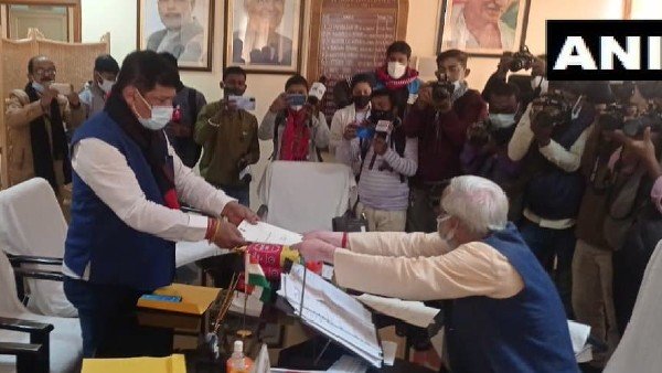 সোমবার বিধায়ক পদে ইস্তফা দেন দুই নেতা