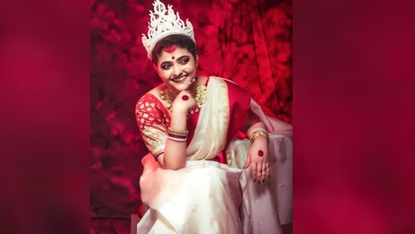 মাথা ভর্তি সিঁদুর, কনের সাজে সোশ্যাল মিডিয়ায় ধরা দিলেন ক্যানসার জয়ী ঐন্দ্রিলা মাথা ভর্তি সিঁদুর, কনের সাজে সোশ্যাল মিডিয়ায় ধরা দিলেন ক্যানসার জয়ী ঐন্দ্রিলা