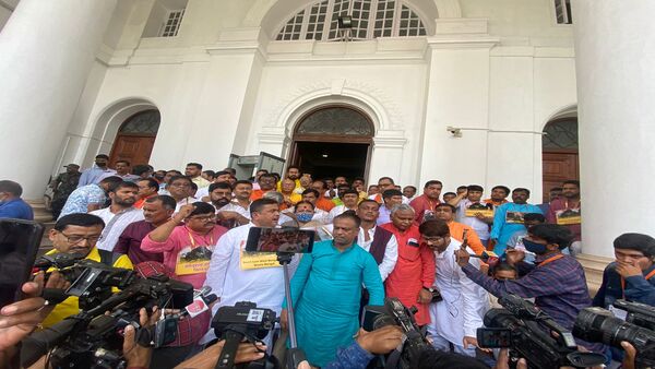 অধিবেশন চলাকালীন নজিরবিহীন ঘটনা ঘটে।