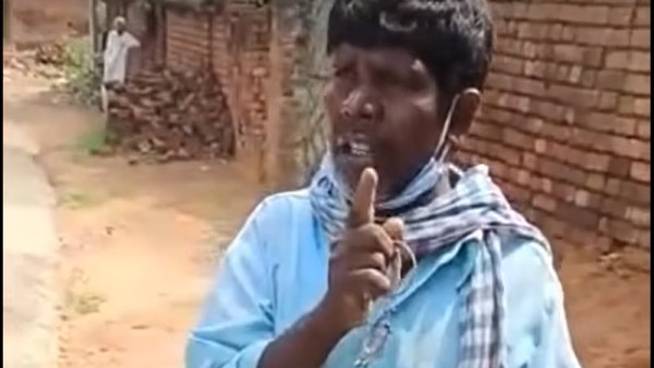 বাদামকাকুকে সরিয়ে নিজের জায়গা করছে আঙুরকাকু, কিন্তু কীভাবে! বাদামকাকুকে সরিয়ে নিজের জায়গা করছে আঙুরকাকু, কিন্তু কীভাবে!