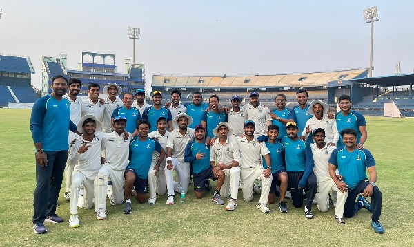 বাংলা ছাড়া রঞ্জি ট্রফি শেষ আটে জায়গা করে নিল এই ছয় দল, অষ্টম স্থানের জন্য লড়াই চালাবে ধোনির রাজ্যের দল বাংলা ছাড়া রঞ্জি ট্রফি শেষ আটে জায়গা করে নিল এই ছয় দল, অষ্টম স্থানের জন্য লড়াই চালাবে ধোনির রাজ্যের দল