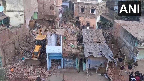 বিহারের ভাগলপুরে তীব্র বিস্ফোরণে উড়ল বাড়ি, নিহত সাত জন, আহতদের চলছে চিকিৎসা বিহারের ভাগলপুরে তীব্র বিস্ফোরণে উড়ল বাড়ি, নিহত সাত জন, আহতদের চলছে চিকিৎসা
