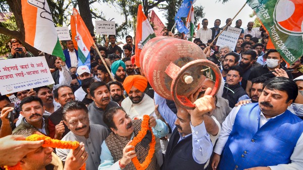 আট টাকার উপরে দাম বাড়ল আট টাকার উপরে দাম বাড়ল