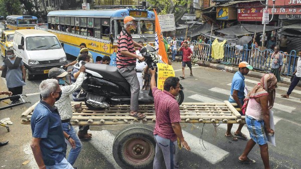 হয় ভিন্ন ধরনের প্রতিবাদ 