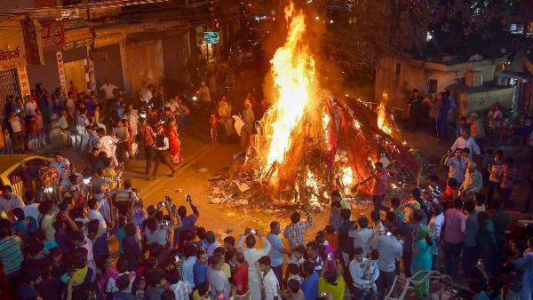 হোলিকা দহনের দিন করুন এই উপায়গুলি