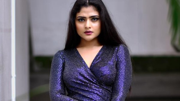 এক বছর পর আবারও পর্দায় ফিরলেন ঐন্দ্রিলা শর্মা, অনুগামীরা জানালেন শুভকামনা এক বছর পর আবারও পর্দায় ফিরলেন ঐন্দ্রিলা শর্মা, অনুগামীরা জানালেন শুভকামনা