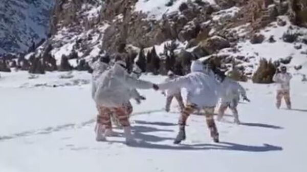 বরফের ওপরেই খেলা বরফের ওপরেই খেলা