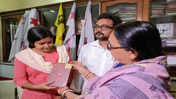 টাইফয়েডে আক্রান্ত মীনাক্ষী টাইফয়েডে আক্রান্ত মীনাক্ষী