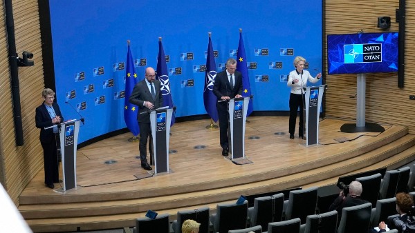 ইউক্রেনের পাশে NATO! ইউক্রেনের পাশে NATO!