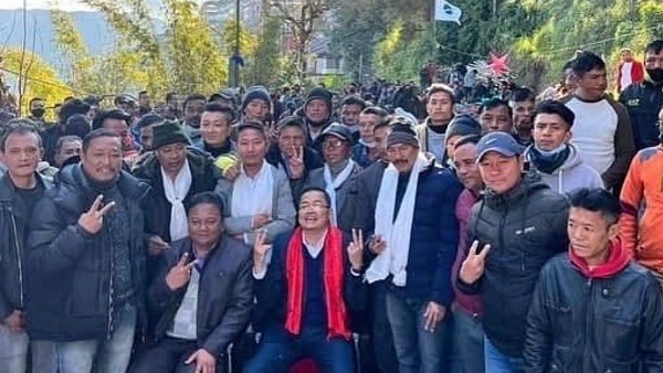 অনাস্থা আনতে বিজ্ঞপ্তি জারি অনাস্থা আনতে বিজ্ঞপ্তি জারি