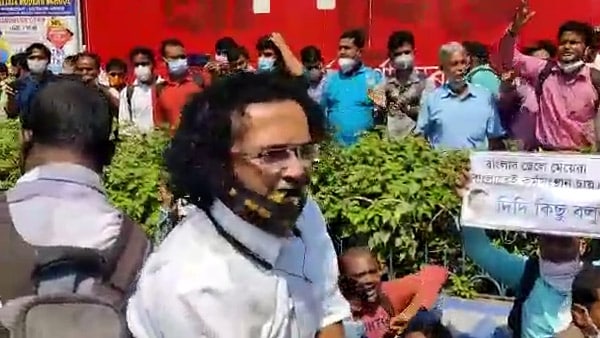 চাকরির দাবি নিয়ে টেট উত্তীর্ণদের বিক্ষোভ , উত্তাল হাজরা মোড় চাকরির দাবি নিয়ে টেট উত্তীর্ণদের বিক্ষোভ , উত্তাল হাজরা মোড়