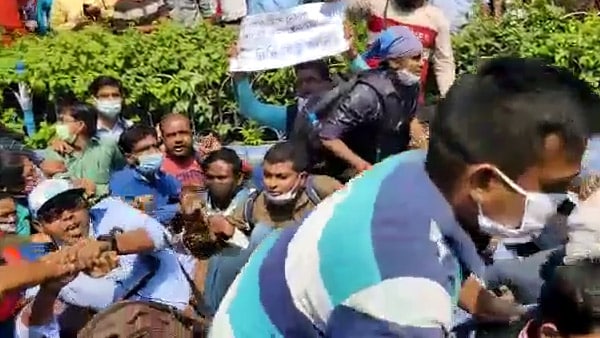 চাকরির দাবি নিয়ে টেট উত্তীর্ণদের বিক্ষোভ , উত্তাল হাজরা মোড় চাকরির দাবি নিয়ে টেট উত্তীর্ণদের বিক্ষোভ , উত্তাল হাজরা মোড়