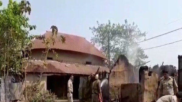 চারিদিকে বেআইনি অস্ত্রের কারখানা