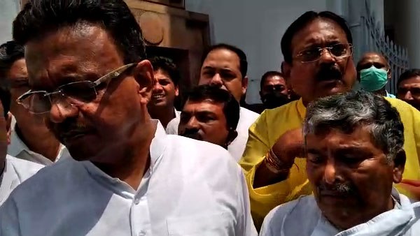 বিধানসভার বাইরে সরব ফিরহাদ বিধানসভার বাইরে সরব ফিরহাদ