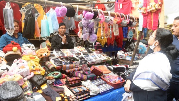 এক বৃদ্ধাকে দেখেই এগিয়ে যান মমতা, তারপর...