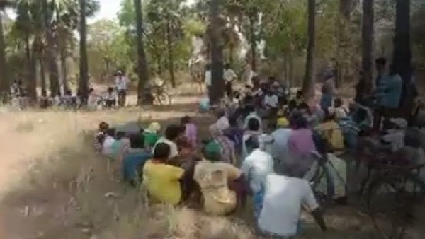 আস্ত পাহাড় কেটে বিক্রি করে দিচ্ছে সরকার, প্রতিবাদে গ্রামবাসী 