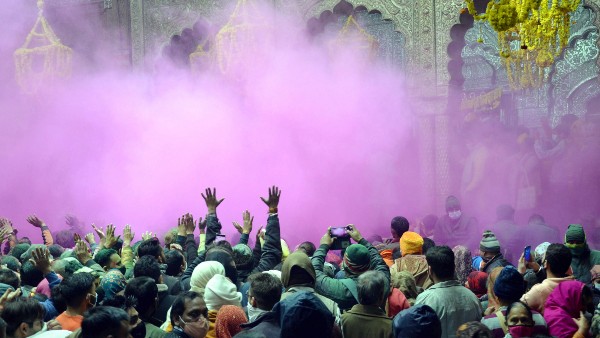 হোলির সঙ্গে রাধা কৃষ্ণের সম্পর্ক কী