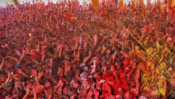 হোলিতে সাবধান হোলিতে সাবধান