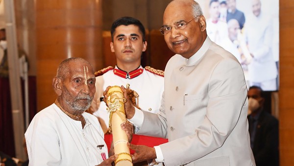 তাঁর সেবামূলক কাজটি কী? 