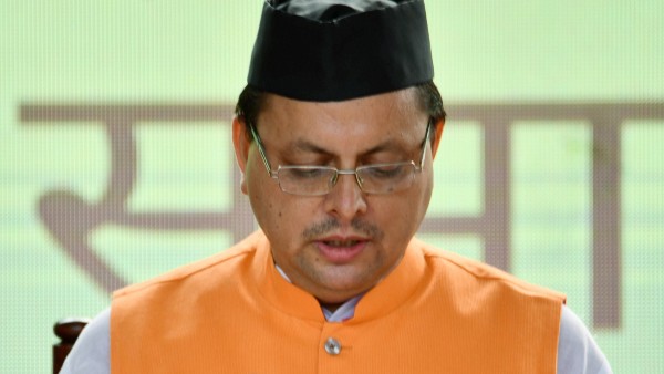 বাস্তুপূজাও বিফলে গেল, বাসভবনের ভূতুড়ে কাহিনীই হারিয়ে দিল উত্তরাখণ্ডের মুখ্যমন্ত্রীকে 