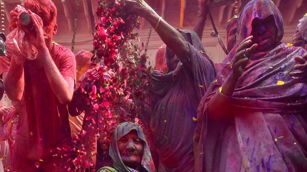  বৃন্দাবনে হোলি উৎসব পালন