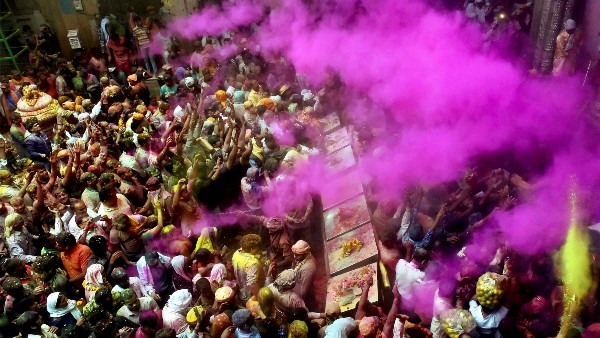  কীভাবে উদযাপন করা হয় হোলি উৎসব