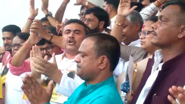 হামলা করে তৃণমূলের বিধায়করা হামলা করে তৃণমূলের বিধায়করা