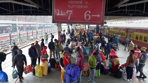 এ যেন সিনেমার দৃশ্য, রেল লাইনে ঝাঁপিয়ে আত্মহত্যা রুখল রেল পুলিশ এ যেন সিনেমার দৃশ্য, রেল লাইনে ঝাঁপিয়ে আত্মহত্যা রুখল রেল পুলিশ