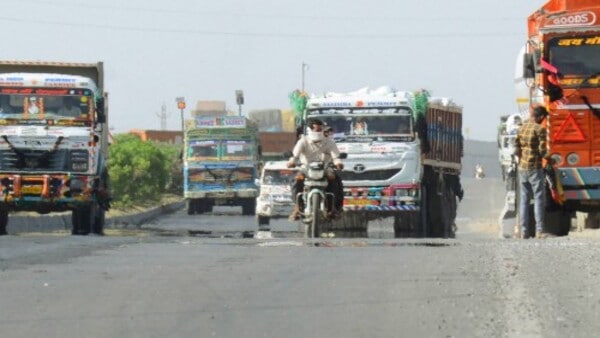 দিল্লিতে তাপমাত্রা পেরিয়েছে ৪১ ডিগ্রি দিল্লিতে তাপমাত্রা পেরিয়েছে ৪১ ডিগ্রি