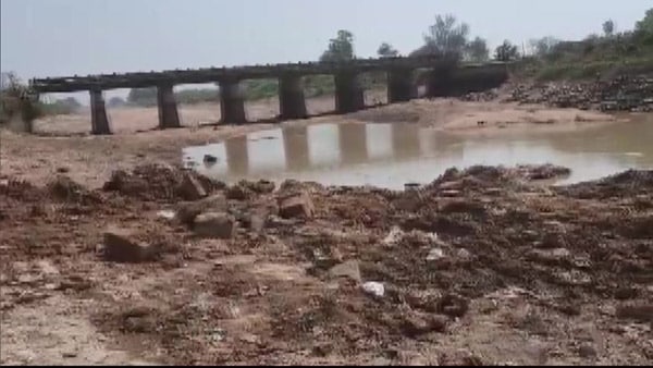 স্থানীয় সেচ দফতর ও গ্রামবাসীর সাহায্য? অভিযোগ