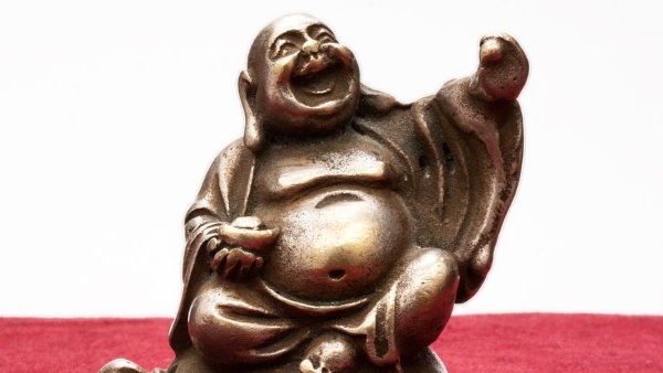 লাফিং বুদ্ধ ঘরে থাকুন