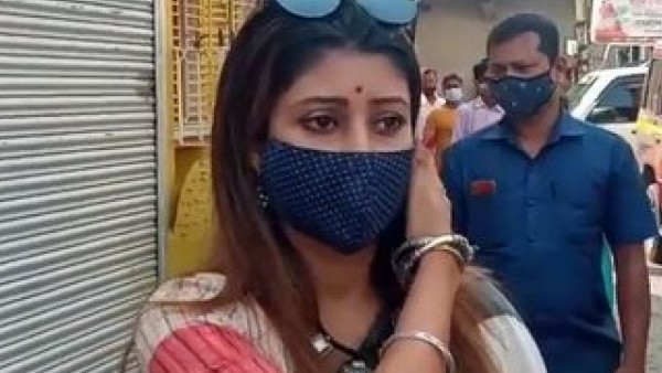 ছবিতে দুই বিধায়কের সঙ্গে অভিযুক্ত নেতা ছবিতে দুই বিধায়কের সঙ্গে অভিযুক্ত নেতা